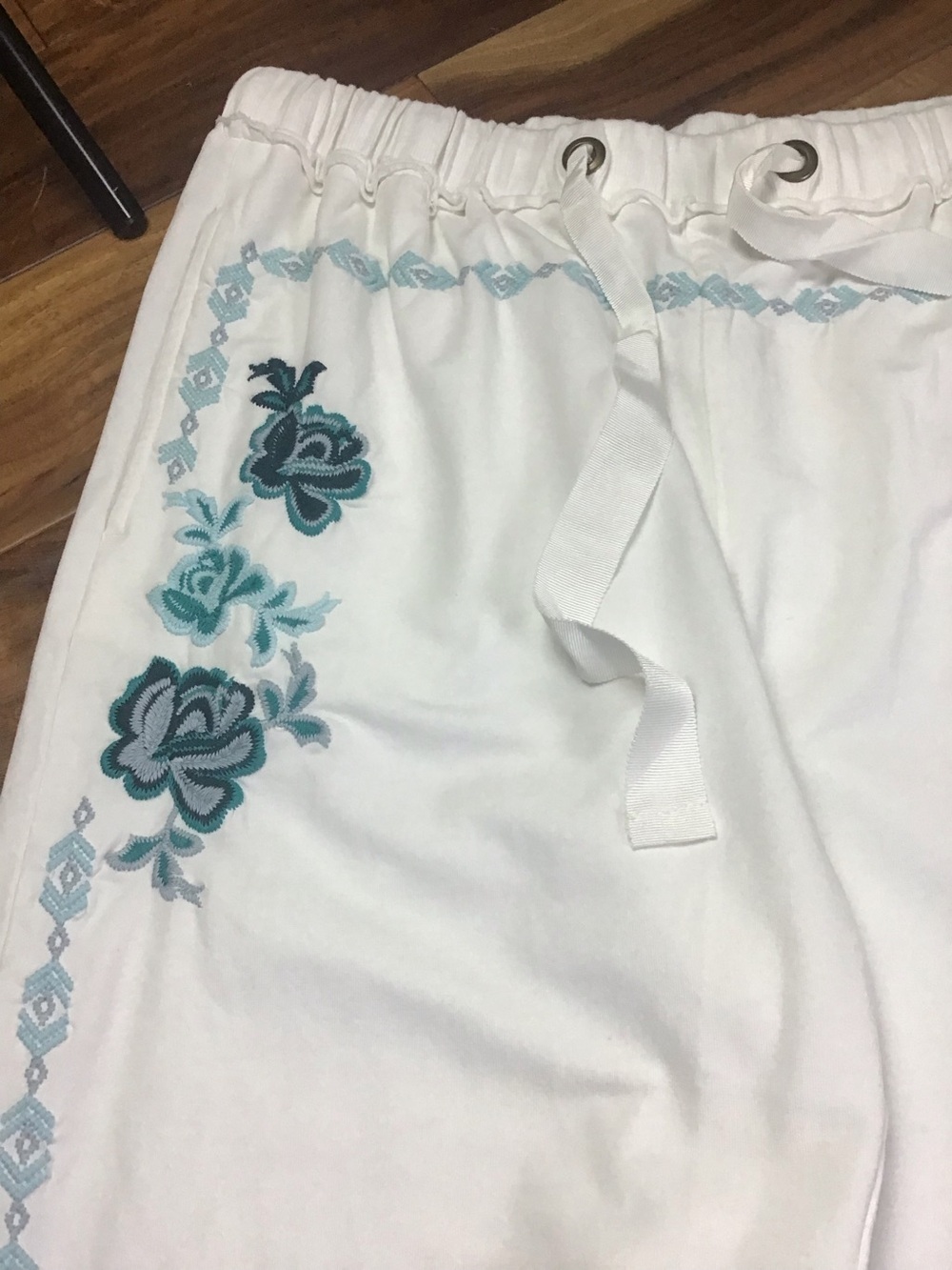 Sundance Faded Fields White Joggers Blue Floral Embroidered Size Medium - Picture 4 of 13